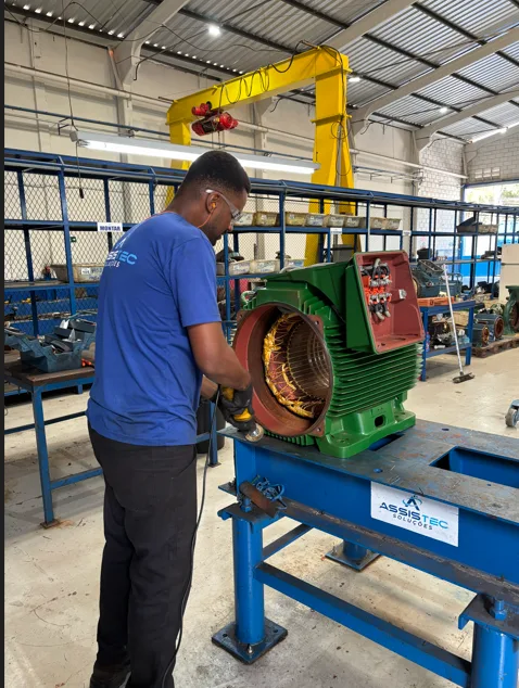 Técnico da Assistec em manutenção de estator de motor elétrico na oficina